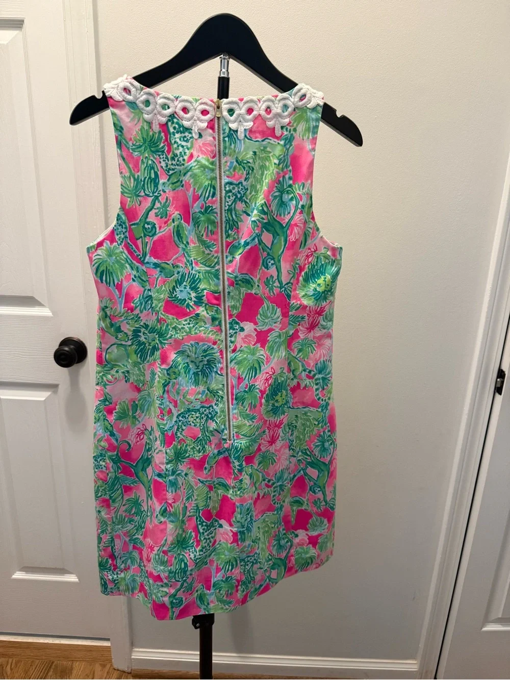 Sleeveless Pink & Green Floral Shift Top with Lace Trim - Picture 2 of 4